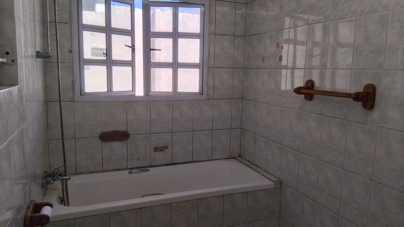 To Let 4 Bedroom Property for Rent in Southernwood Eastern Cape